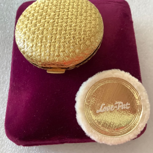 Vintage Revlon Love Pat  Compact & Puff Velvet Case Never Used Van Cleef Arpels - Picture 3 of 8